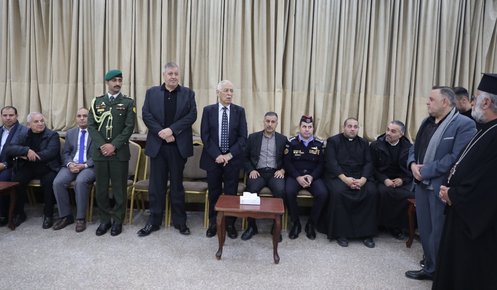 مندوبا عن الملك وولي العهد ..  العيسوي يعزي عشيرة السميرات