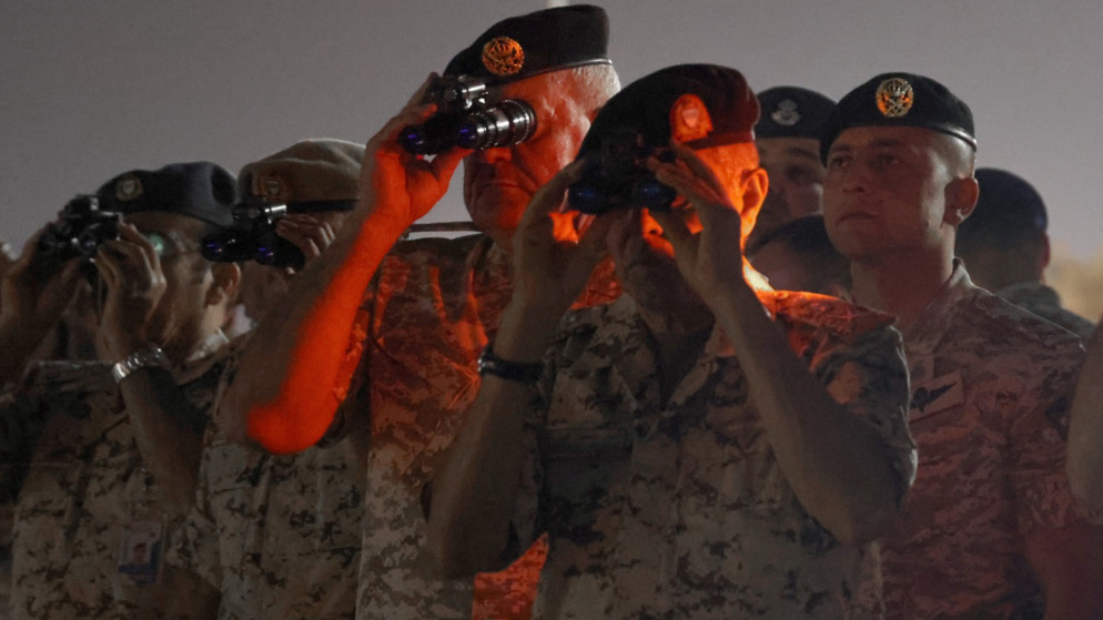 الحنيطي ونظيره البحريني يتابعان تمرين صقور الهواشم الليلي