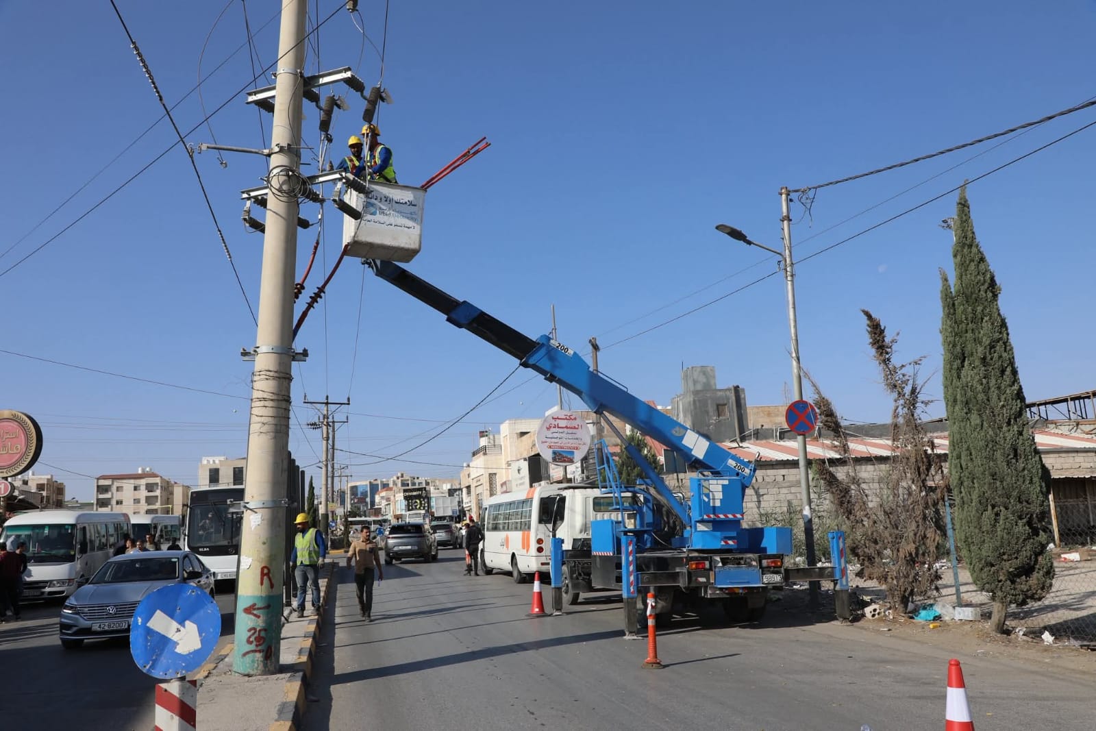 كهرباء إربد تركّب محولات بتقنية الكهرباء الحية دون فصل التيار