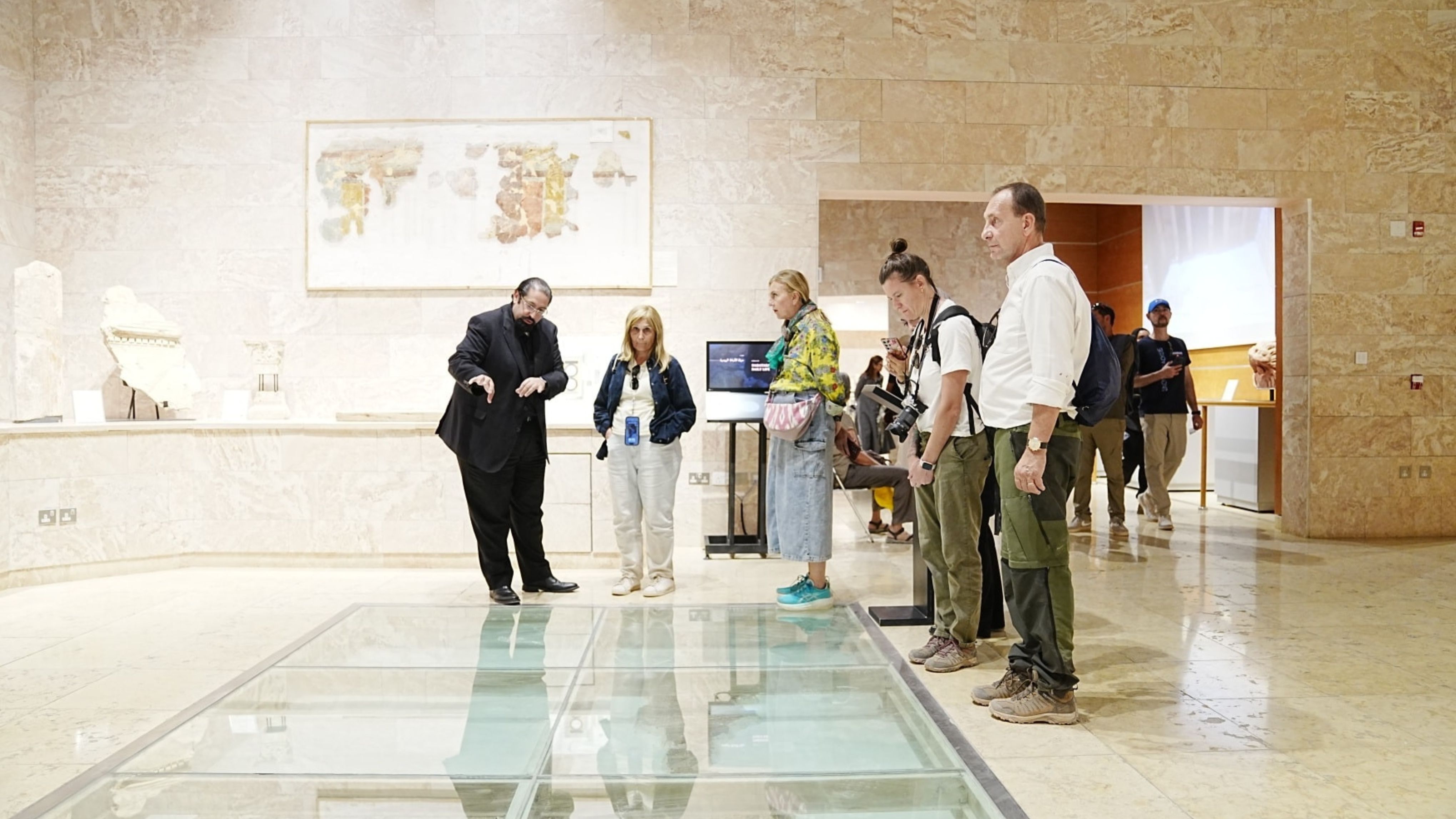 وفد إعلامي إيطالي يزور البترا 