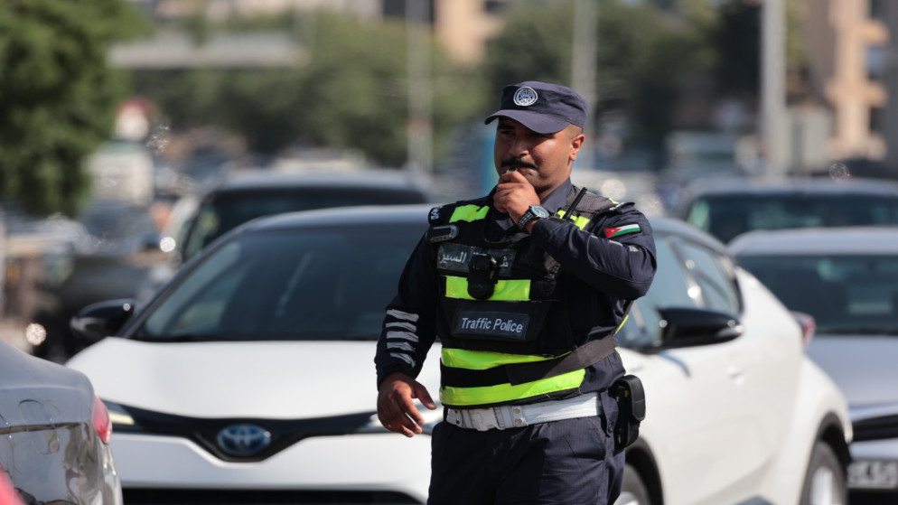 إدارة السير تضبط سائق مركبة يدخن الأرجيلة أثناء القيادة