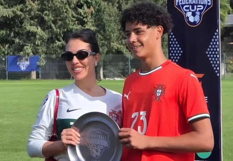 جورجينا رودريغيز فخورة بابن كريستيانو رونالدو