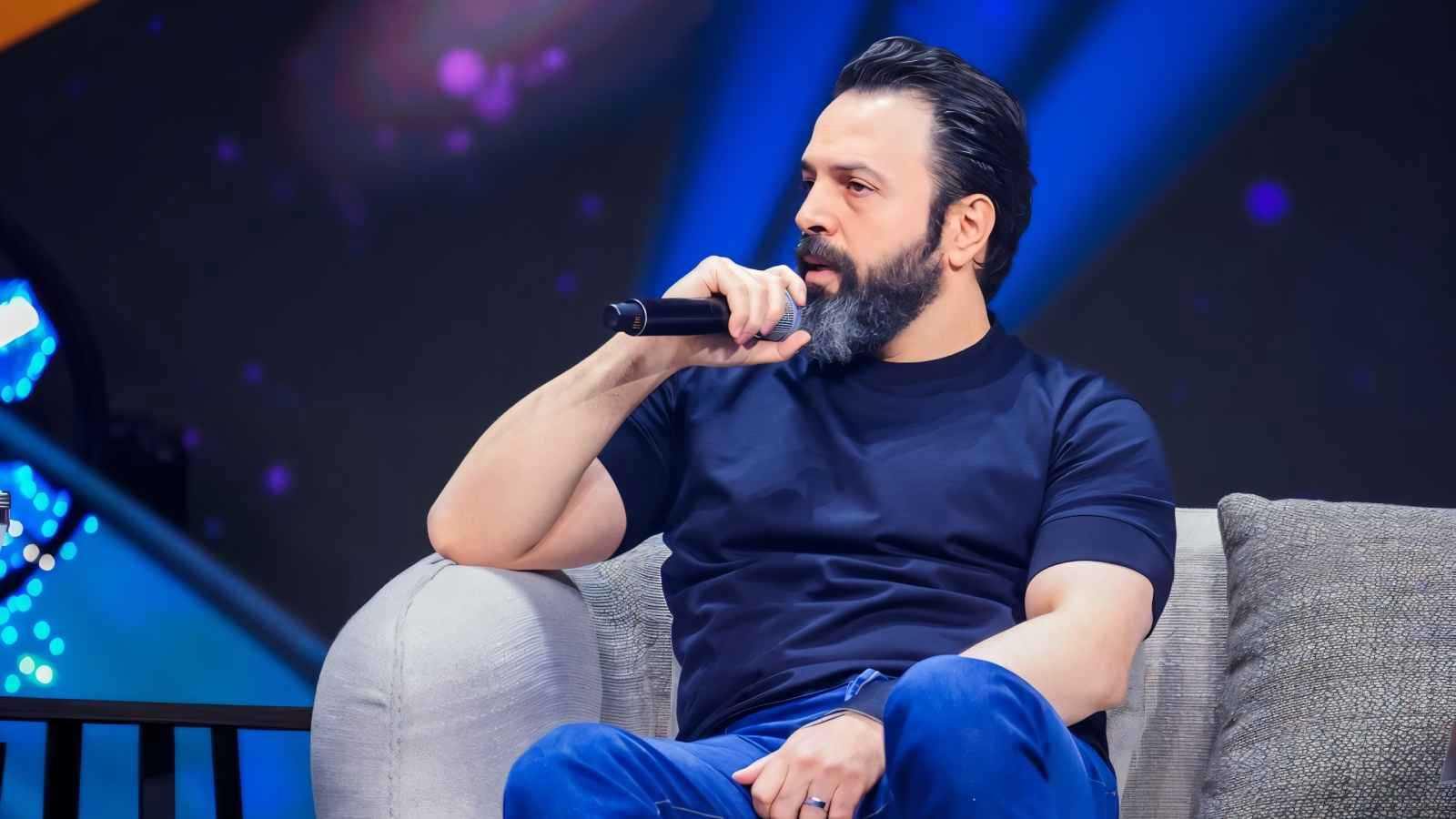 تيم حسن يوضح سبب ارتداء المشد الطبي