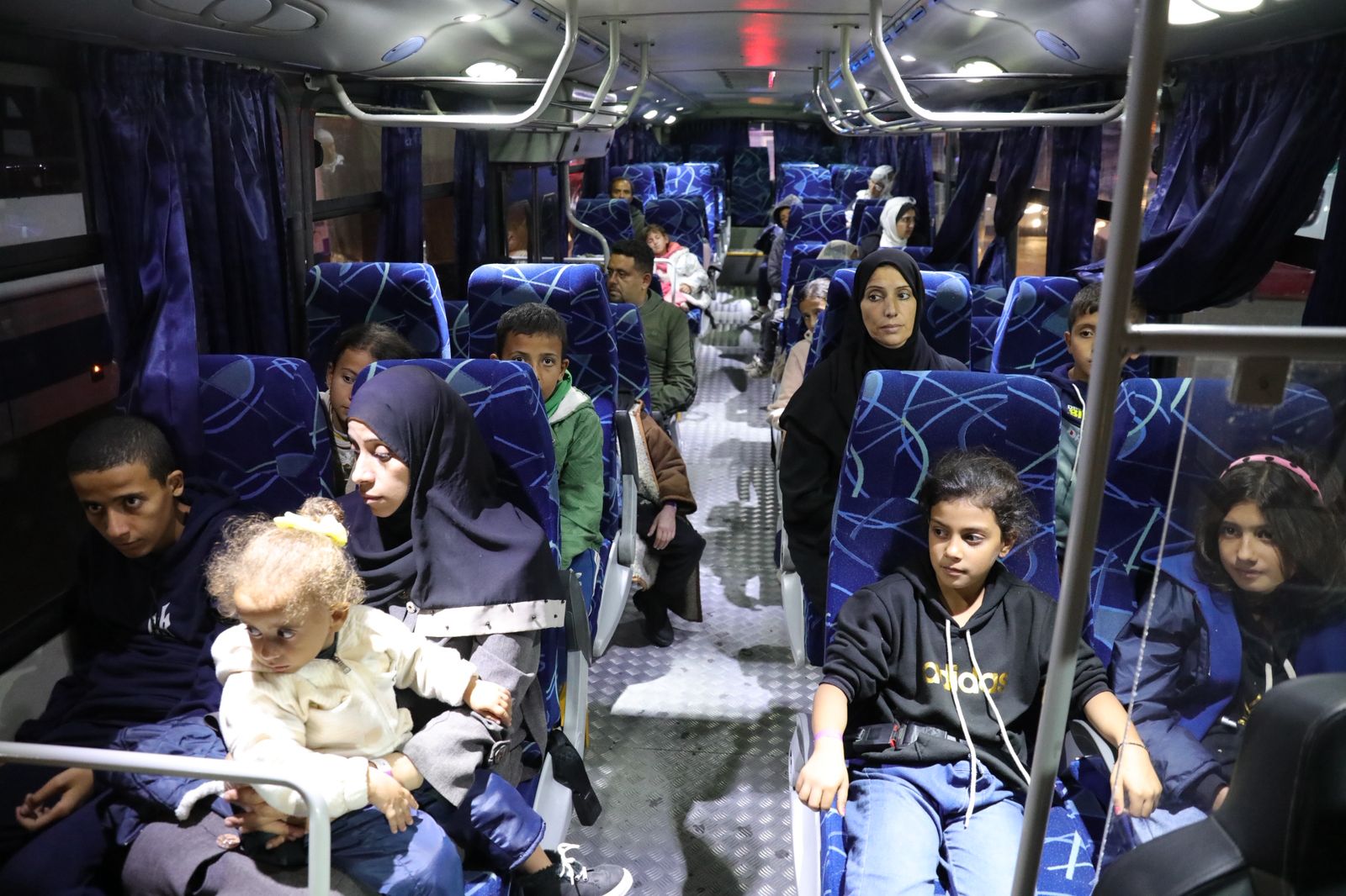 القوات المسلحة تُجلي الدفعة السابعة عشرة من أطفال غزة 