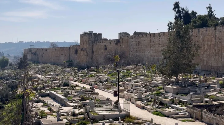 مستوطنون يقتحمون مقبرة باب الرحمة الإسلامية في الأقصى  