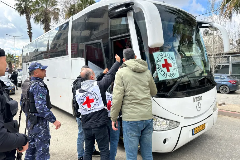 إسرائيل تحظر زيارة الصليب الأحمر أسرى القائمة السرية