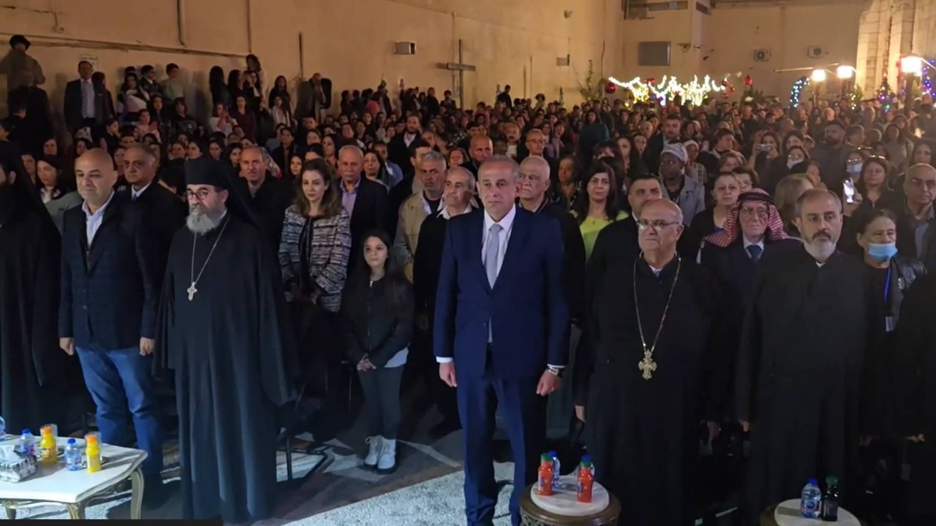 افتتاح بازار العطاء الميلادي في الحصن وإضاءة شجرة الميلاد