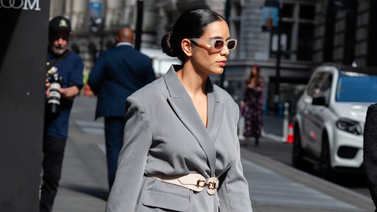 أسرار أناقة شتاء 2026: ألوان دافئة وطبقات فاخرة