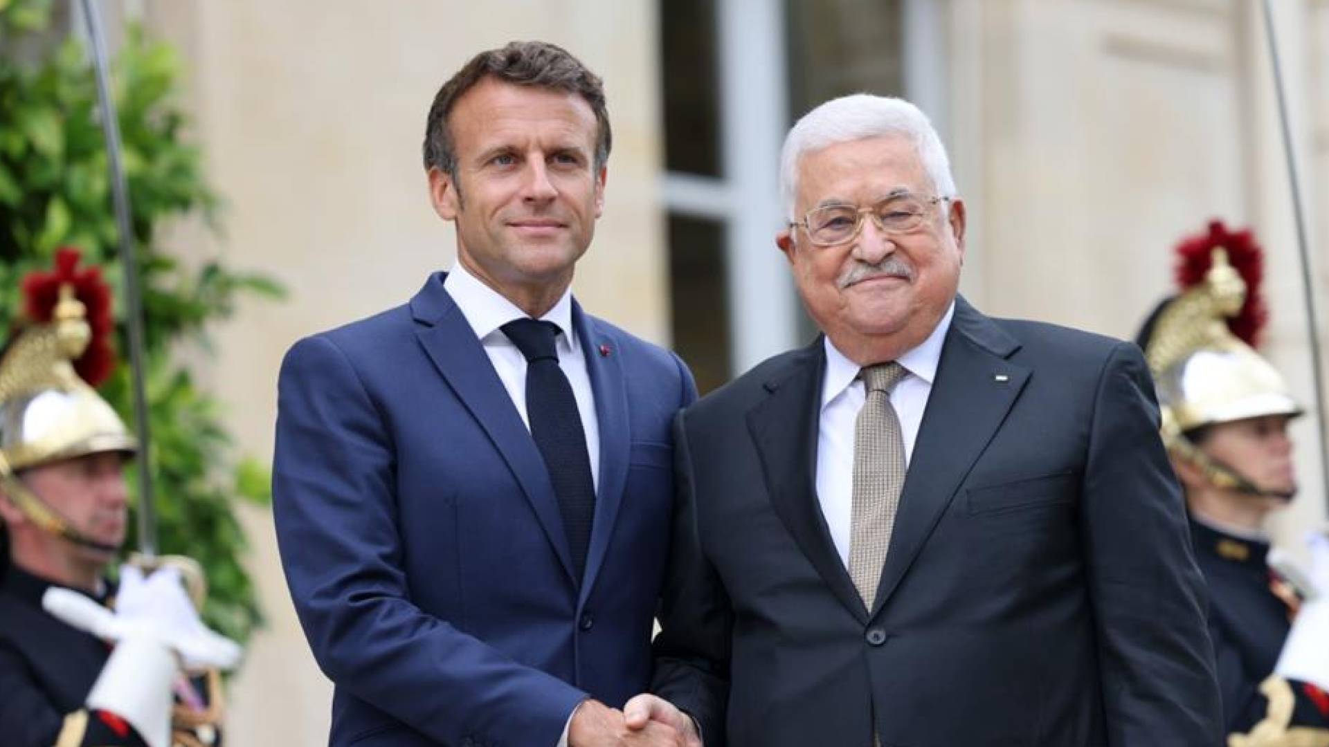 عباس يصل باريس في زيارة رسمية ويلتقي ماكرون الثلاثاء
