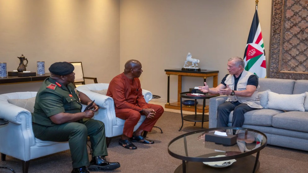 الملك يستقبل نائب وزير الدفاع في جمهورية سيراليون