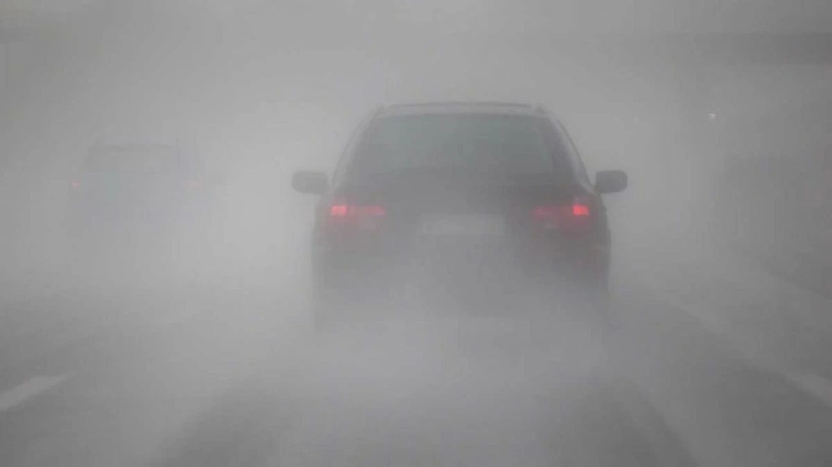 الدوريات الخارجية تحذر من الضباب وتدعو لقيادة آمنة