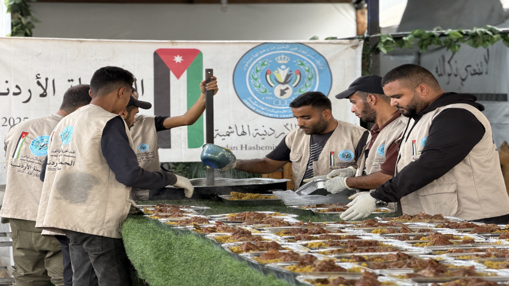 الحملة الأردنية للإغاثة تقدم وجبات لمرضى الكلى في غزة 