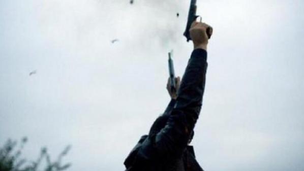 رصاصة طائشة تحطم زجاج احدى المركبات في الكرك خلال احتفالات التوجيهي  ..  فيديو