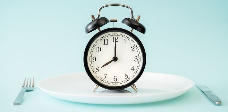 باحثون: تأخير الغداء يزيد خطر السمنة