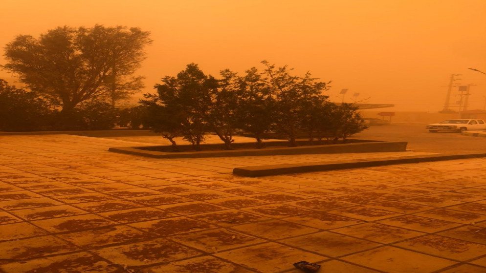 عاصفة غبارية تقترب من المملكة وتحذيرات من تدني الرؤية