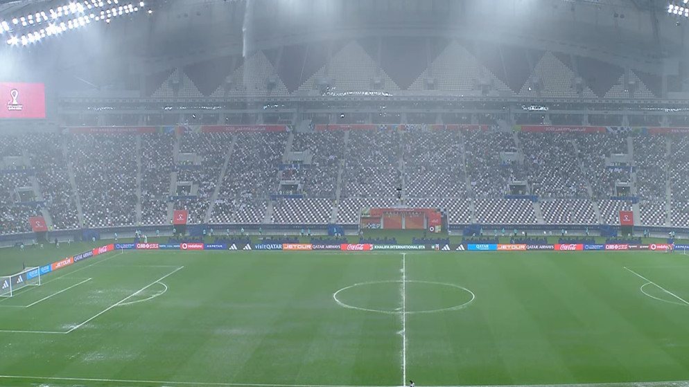 الأمطار تؤخر انطلاق الشوط الثاني من مباراة السعودية والإمارات