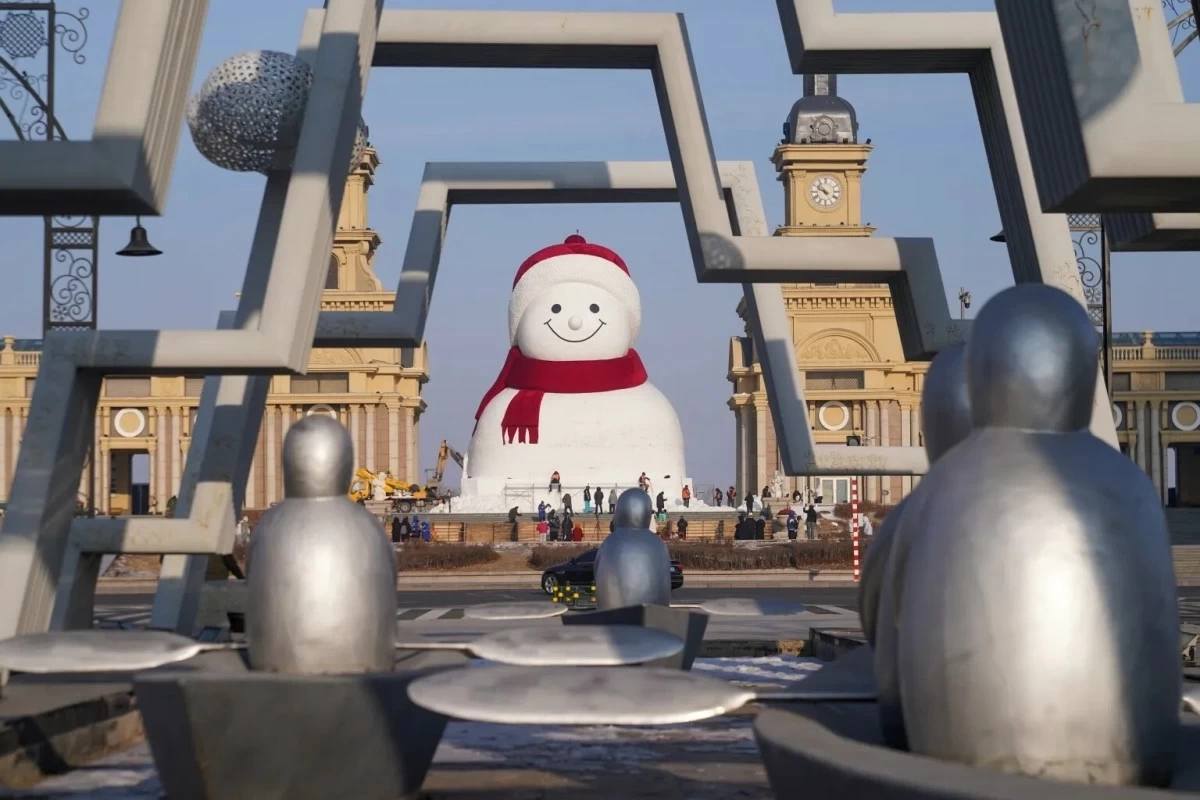 الصين تبني رجل ثلج بارتفاع 6 طوابق