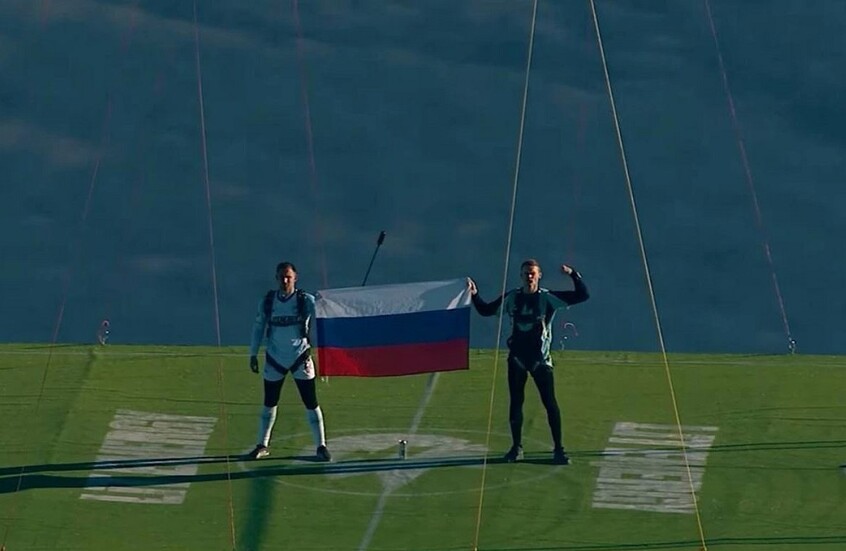 صانع محتوى روسي يقلد رونالدو على ارتفاع مذهل