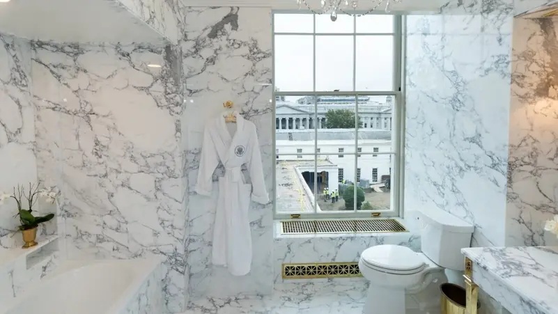 بالصور .. ترامب يتباهى بتجديد حمام لينكولن في البيت الأبيض