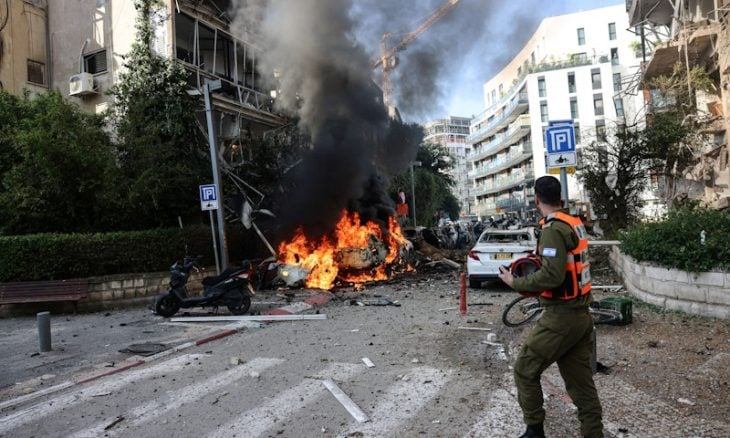 6 إصابات وأضرار واسعة جراء صواريخ إيرانية وسط إسرائيل