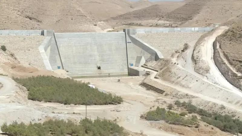 الأمطار الغزيرة تعيد الحياة لسد الوالة بعد جفافه .. صور 