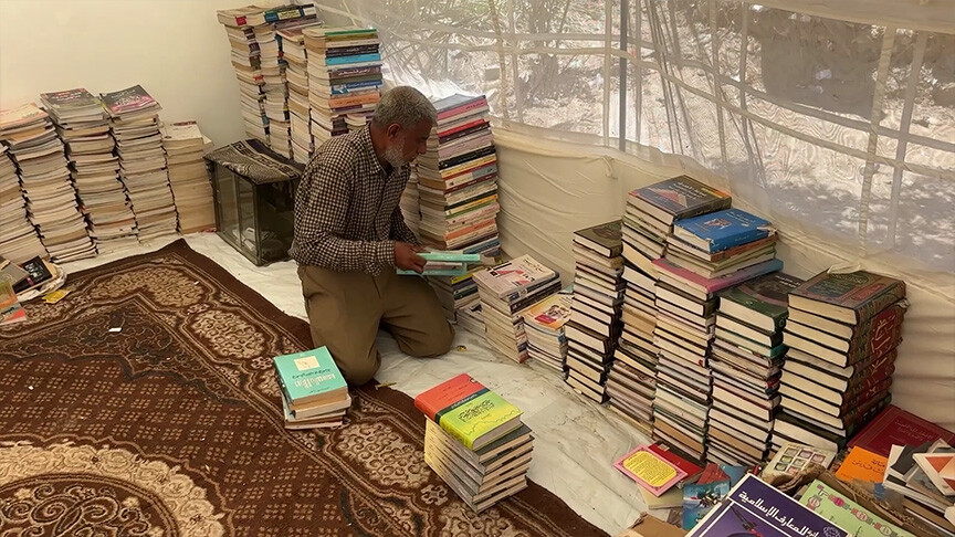 بائع كتب يواصل شغفه بخيمة صغيرة في غزة
