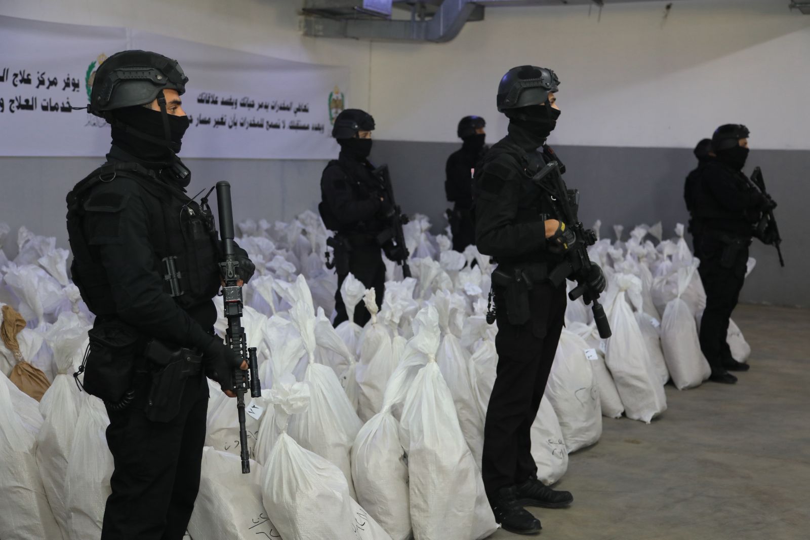 الأمن العام يتلف كميات كبيرة من المواد المخدرة  ..  صور وتفاصيل