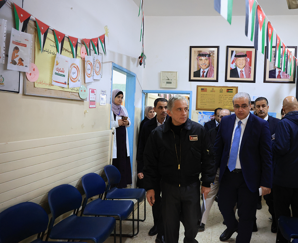 رئيس الوزراء يتفقَّد عدداً من المواقع في البلقاء