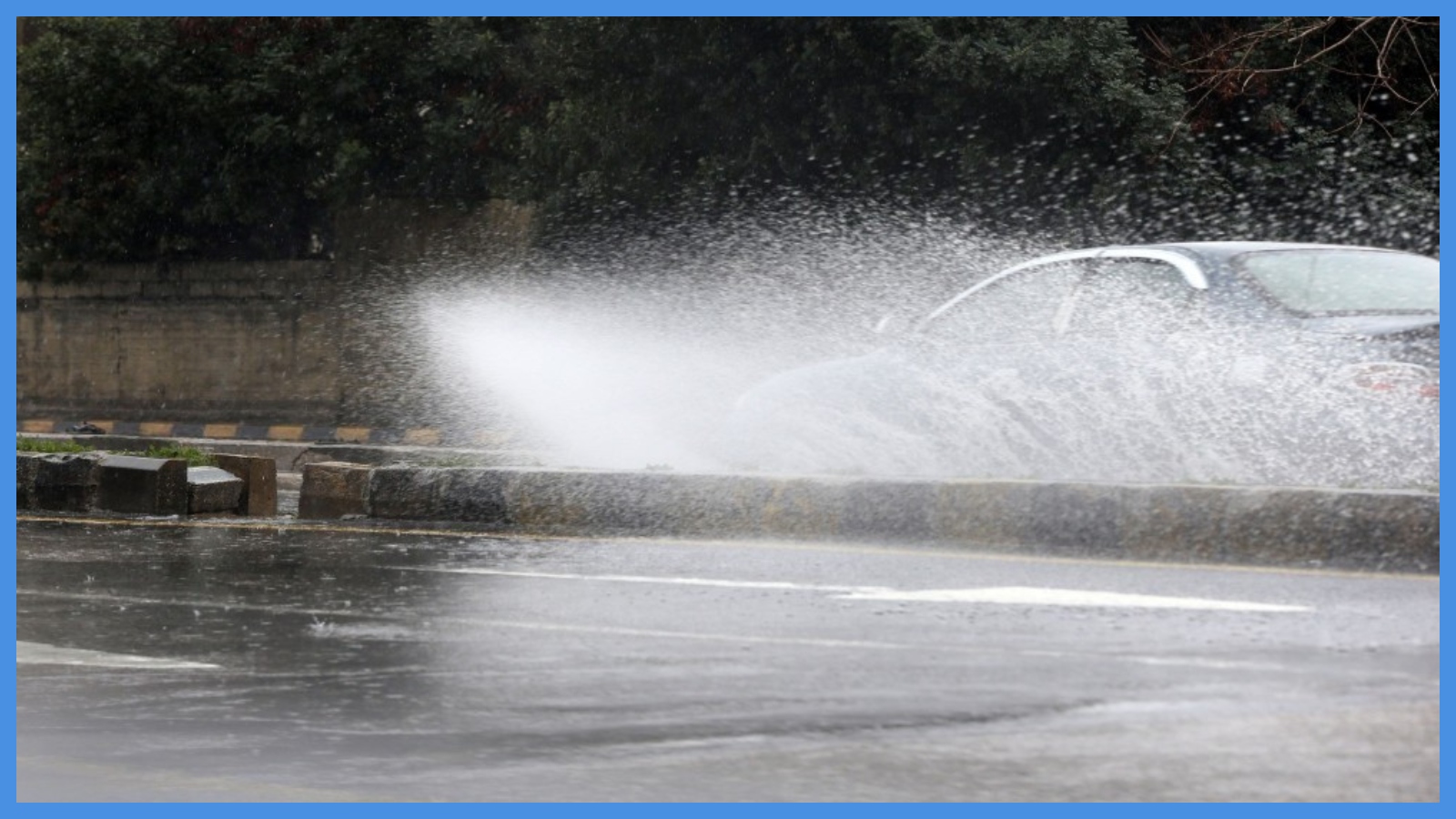 تحذير للسائقين من خطر الانزلاقات مع بدء تساقط الأمطار