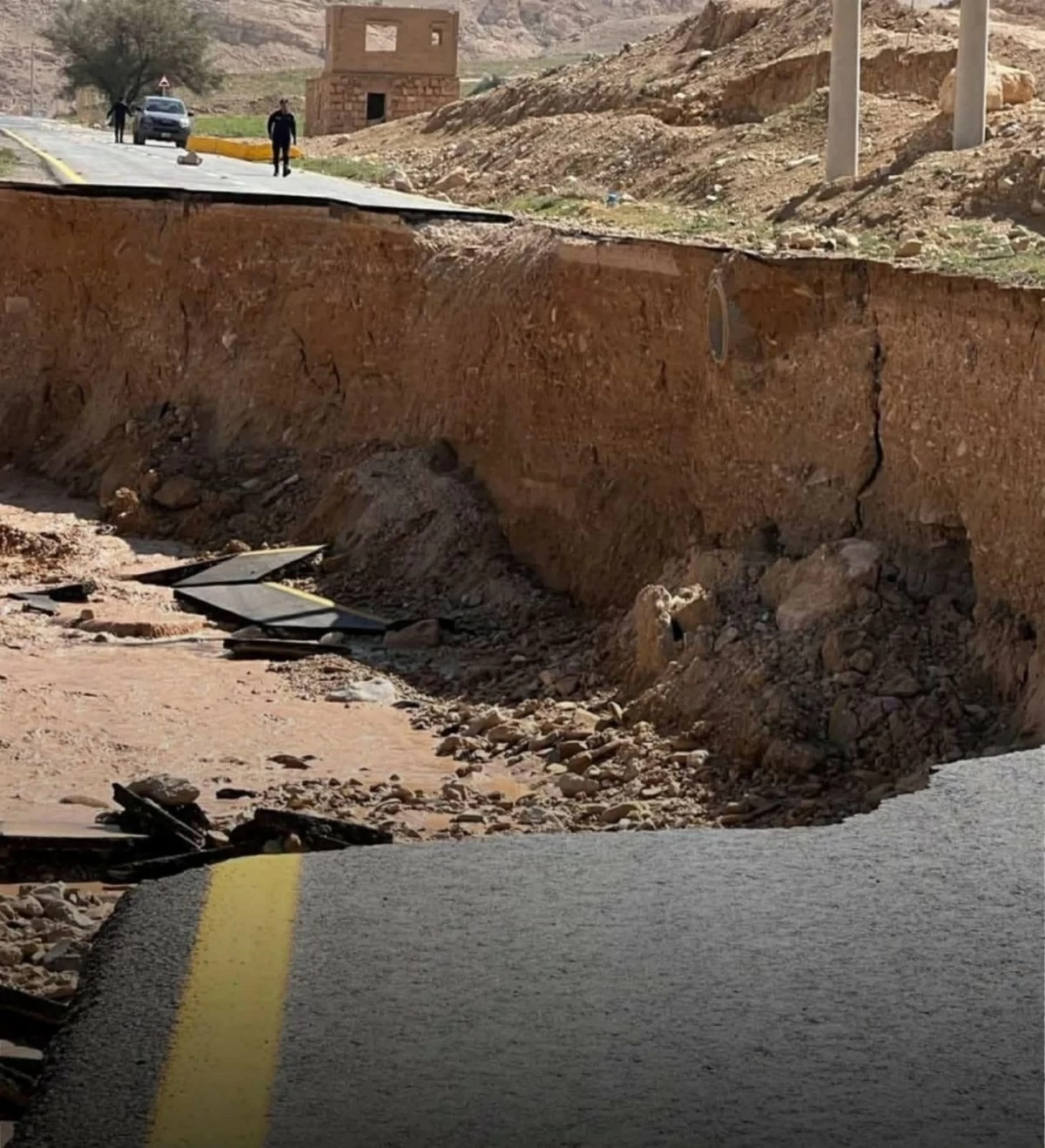 طريق الكرك–الطفيلة المنهار يتحول إلى مادة كوميدية بين المواطنين