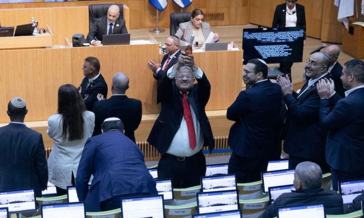 المتطرف بن غفير يحتفل بقانون إعدام الأسرى بكؤوس الشمبانيا ..  فيديو