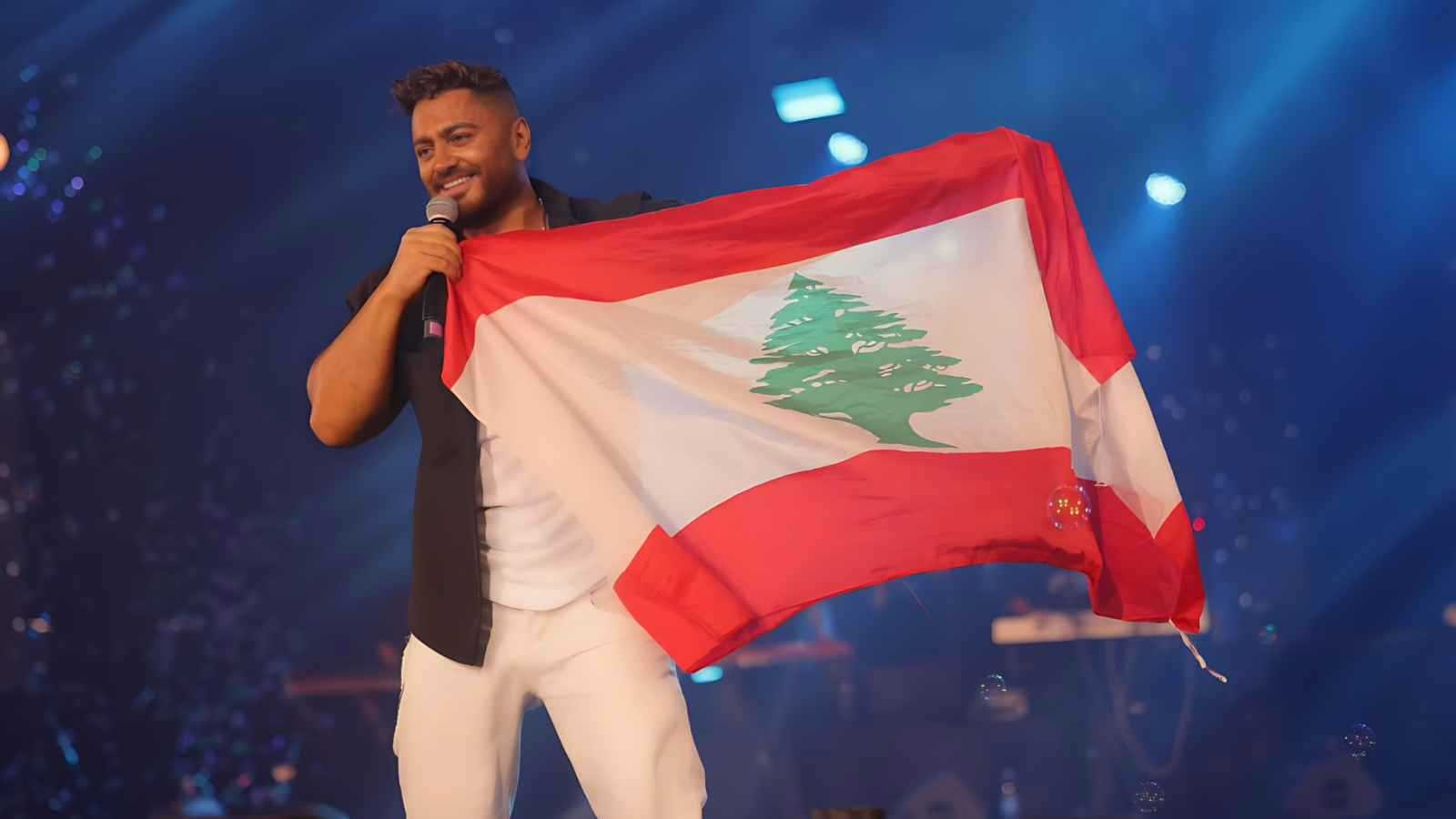 تامر حسني يرفع العلم اللبناني ويصف حفله بـالأسطوري