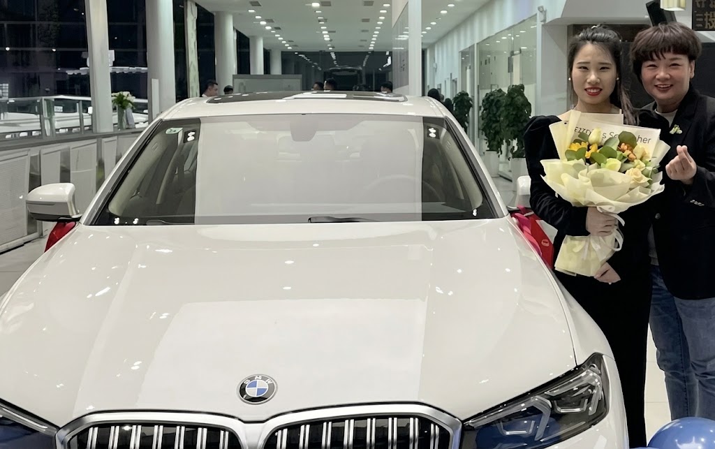 الصين: صاحبة مطعم تهدي موظفيها المتميزين سيارات "BMW" لتخفيف عناء التنقل