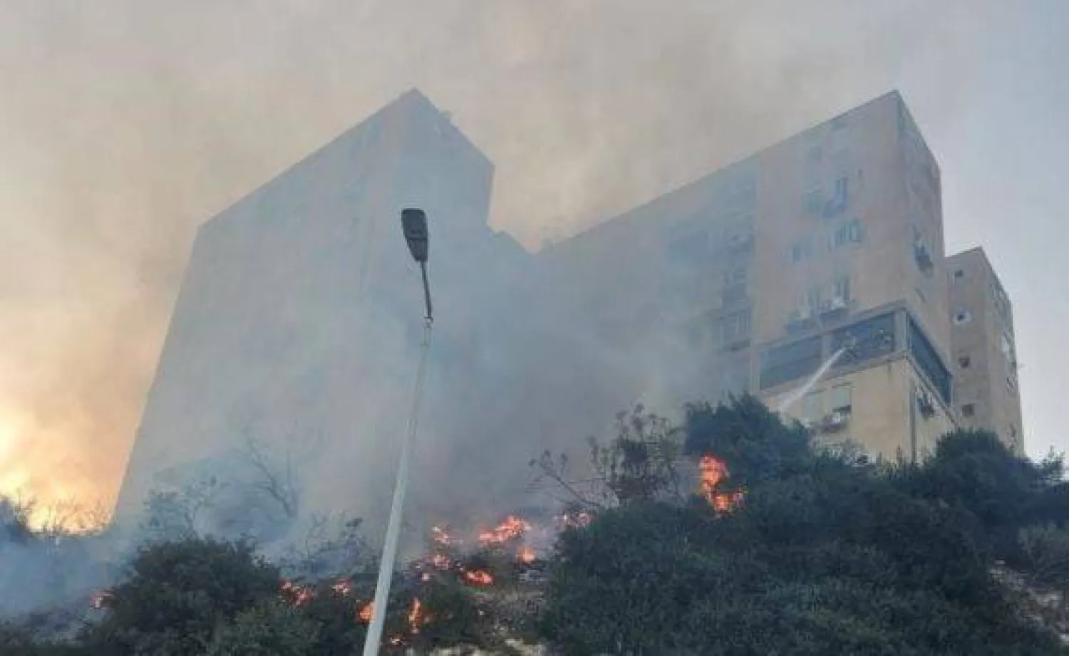 فرق الإطفاء الإسرائيلية تكافح حريقاً كبيراً في حيفا