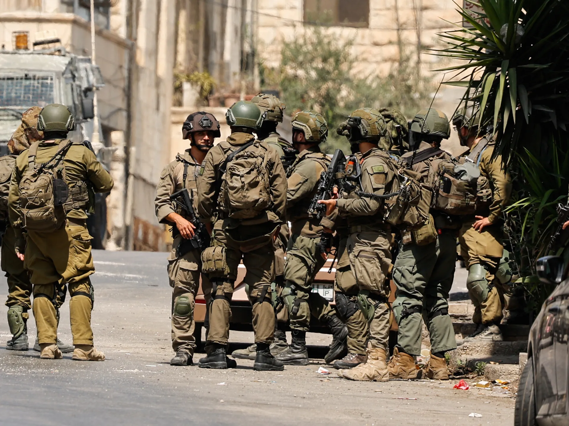 حملة اعتقالات واسعة في الضفة والمستوطنون يصعدون اعتداءاتهم  