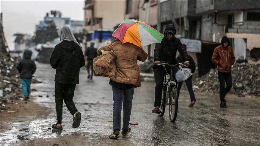 منخفض جوي خطير ينذر بغرق آلاف الخيام في غزة