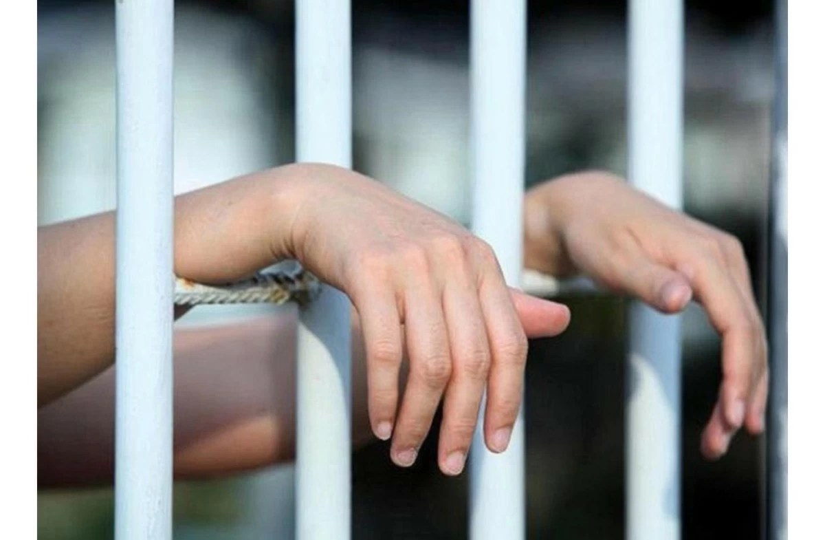 القبض على حَدَثَيْن مُتّهَمَيْن بسرقة مصوغات ذهبية وأموال