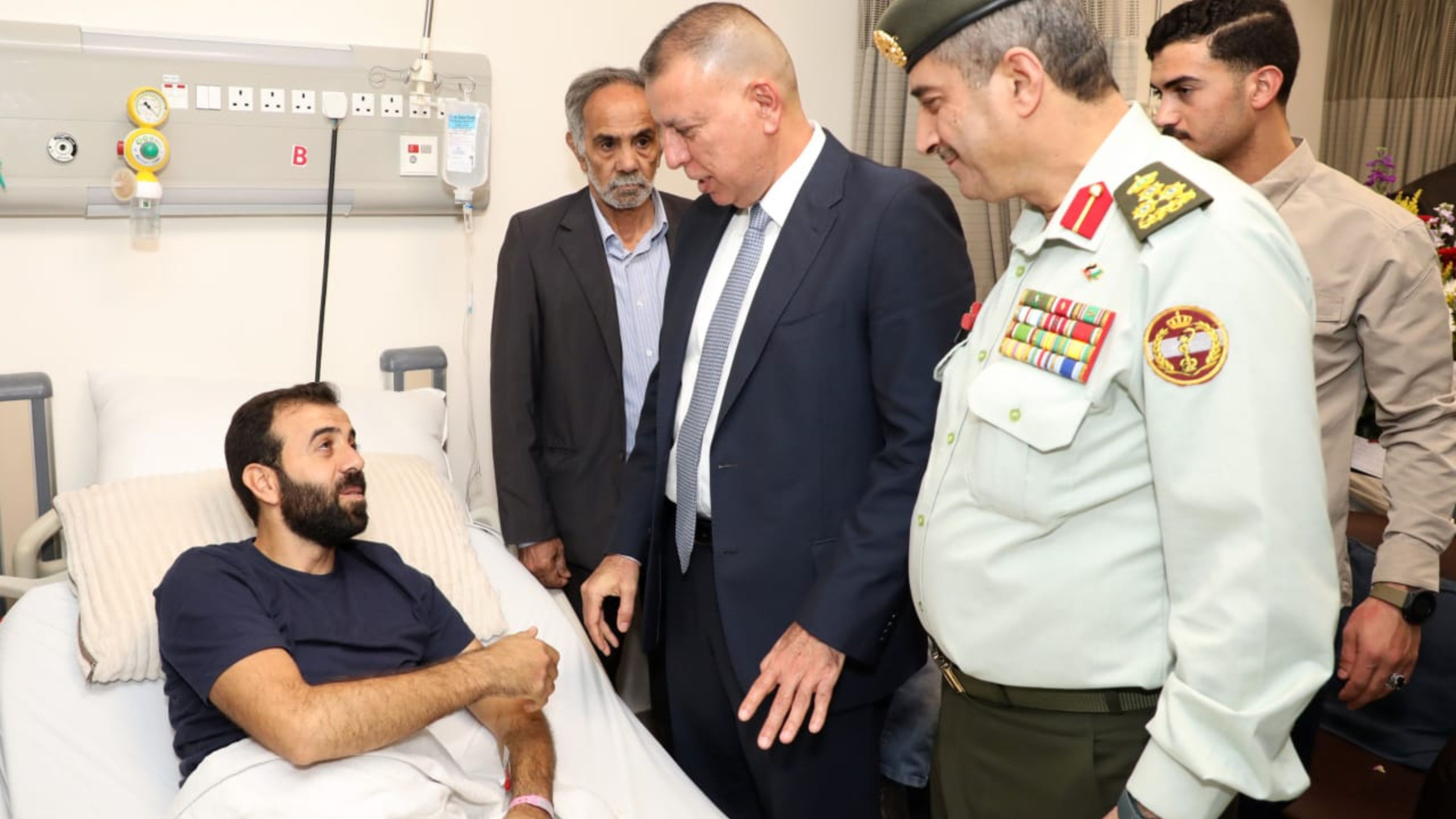 وزير الداخلية يزور مصابي المداهمة الأمنية في الرمثا