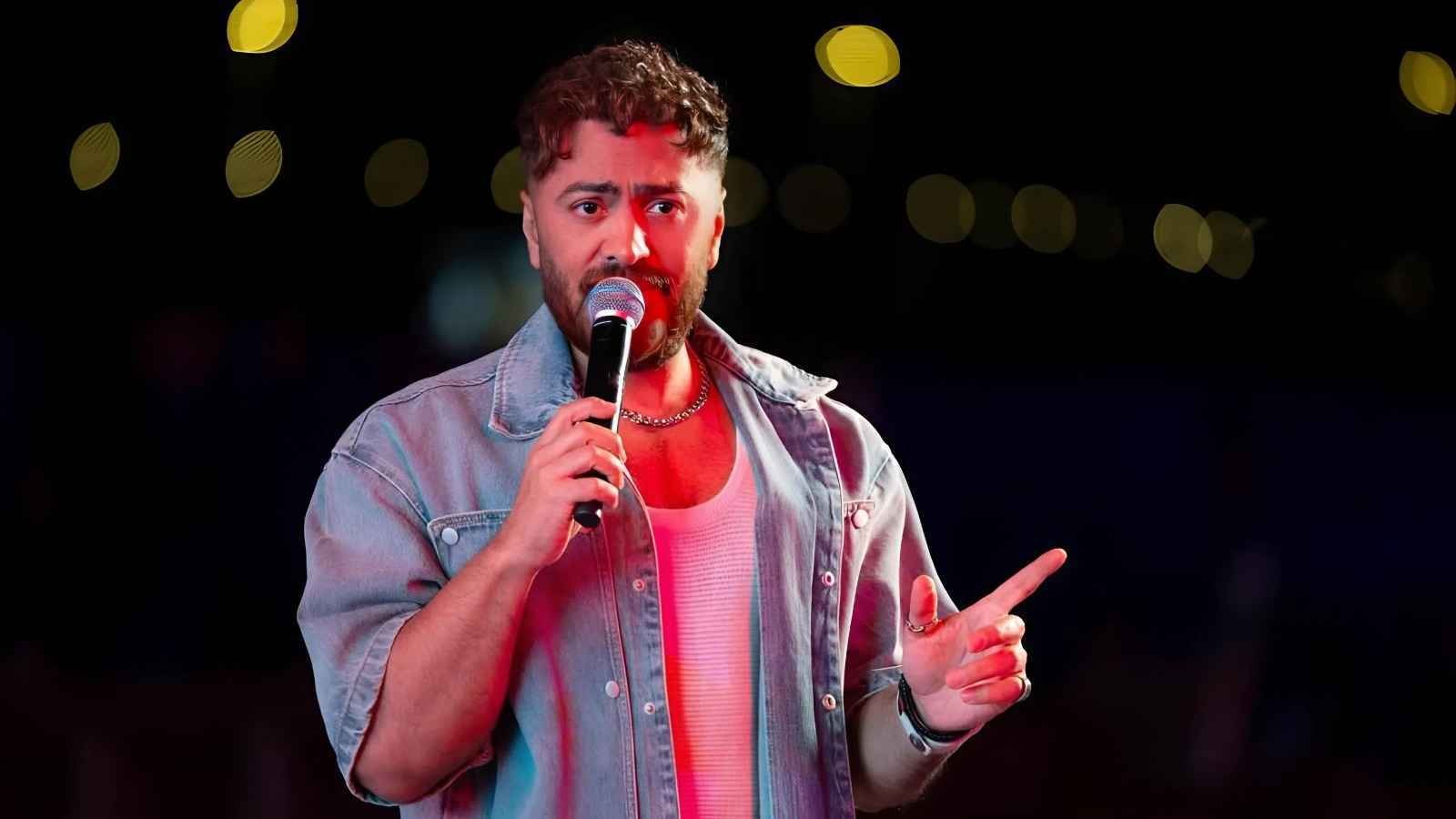 معجبة تحتضن تامر حسني في الساحل الشمالي .. صور