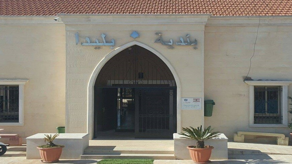 قوة إسرائيلية تقتحم بلدية بليدا وتقتل موظفاً