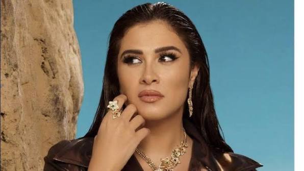 ياسمين عبدالعزيز تنفي خبر ارتباطها