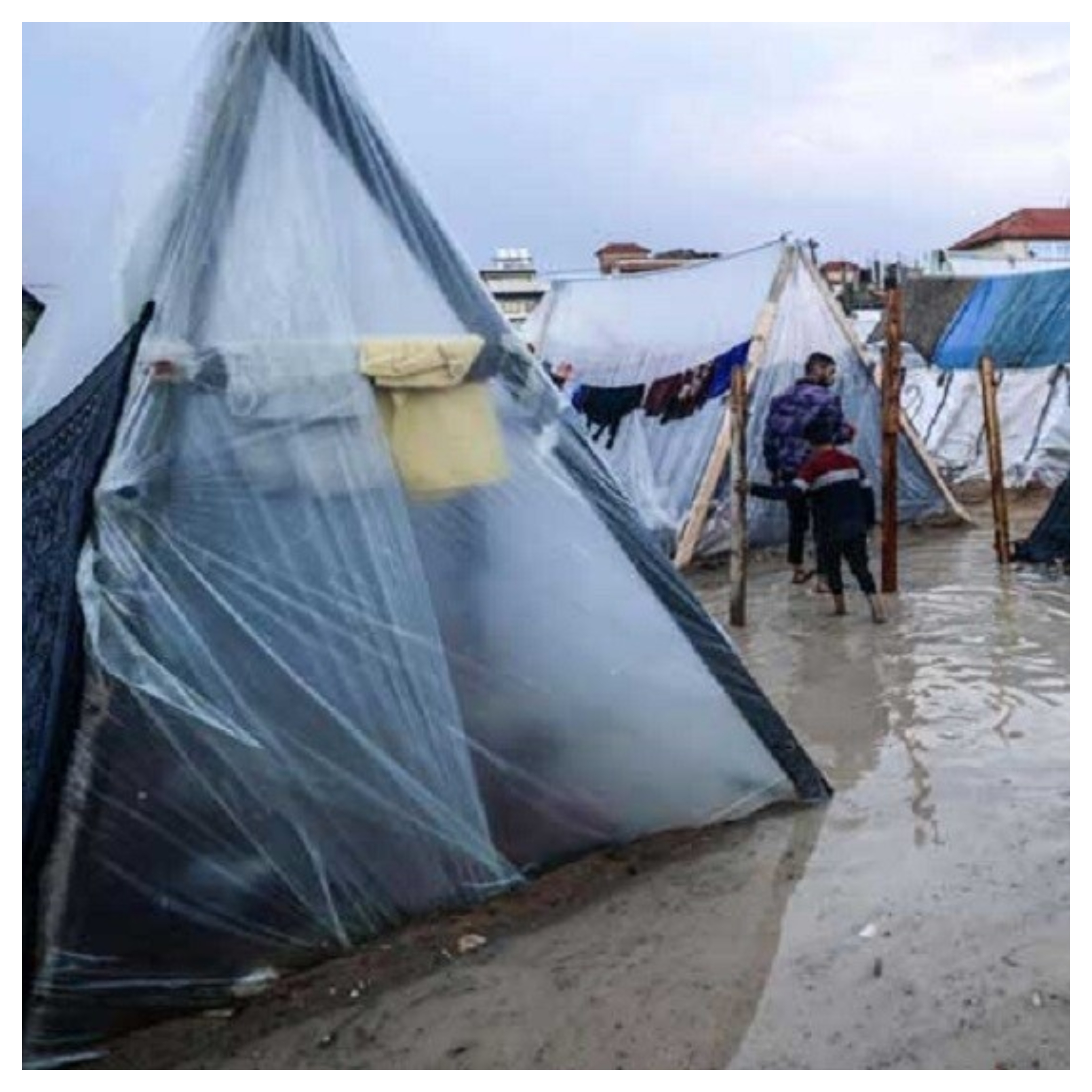 الأمطار تغمر خيام غزة وإسرائيل ترفض الإمدادات