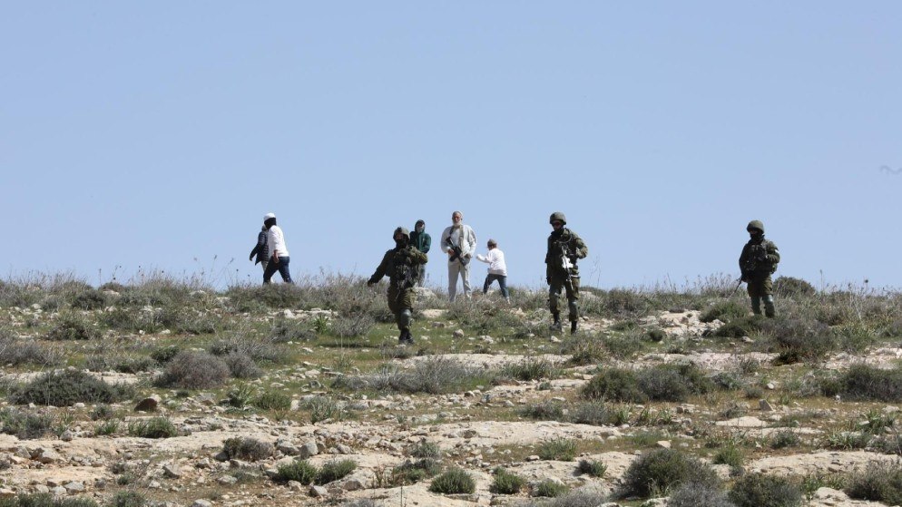 مستوطنون يعتدون على فلسطيني وزوجته ونجله في الخليل