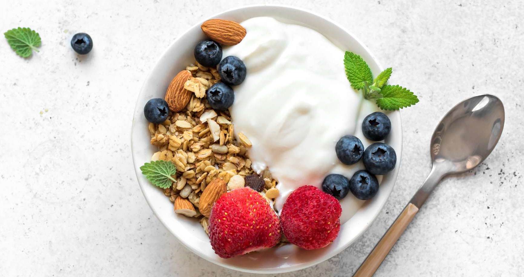 الزبادي اليوناني يحلّق بفوائد صحية مذهلة