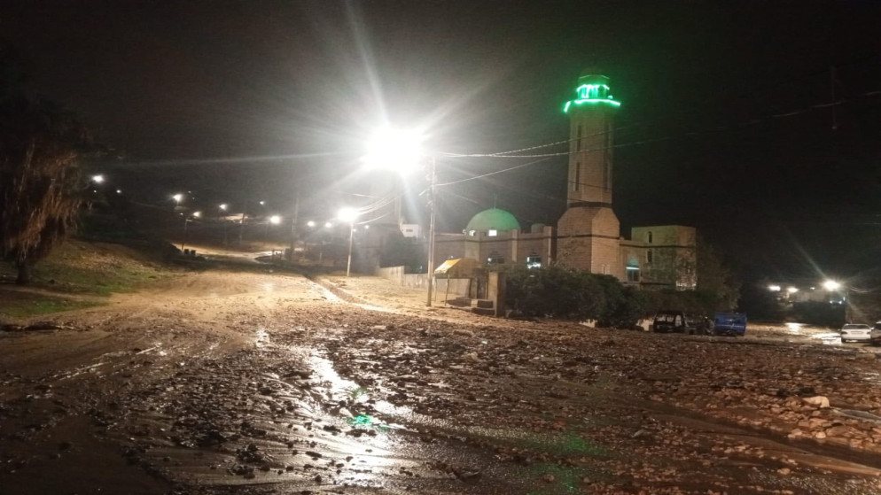 بلدية الكرك تغلق طريق القصبة مؤقتاً بسبب انهيار جبلي