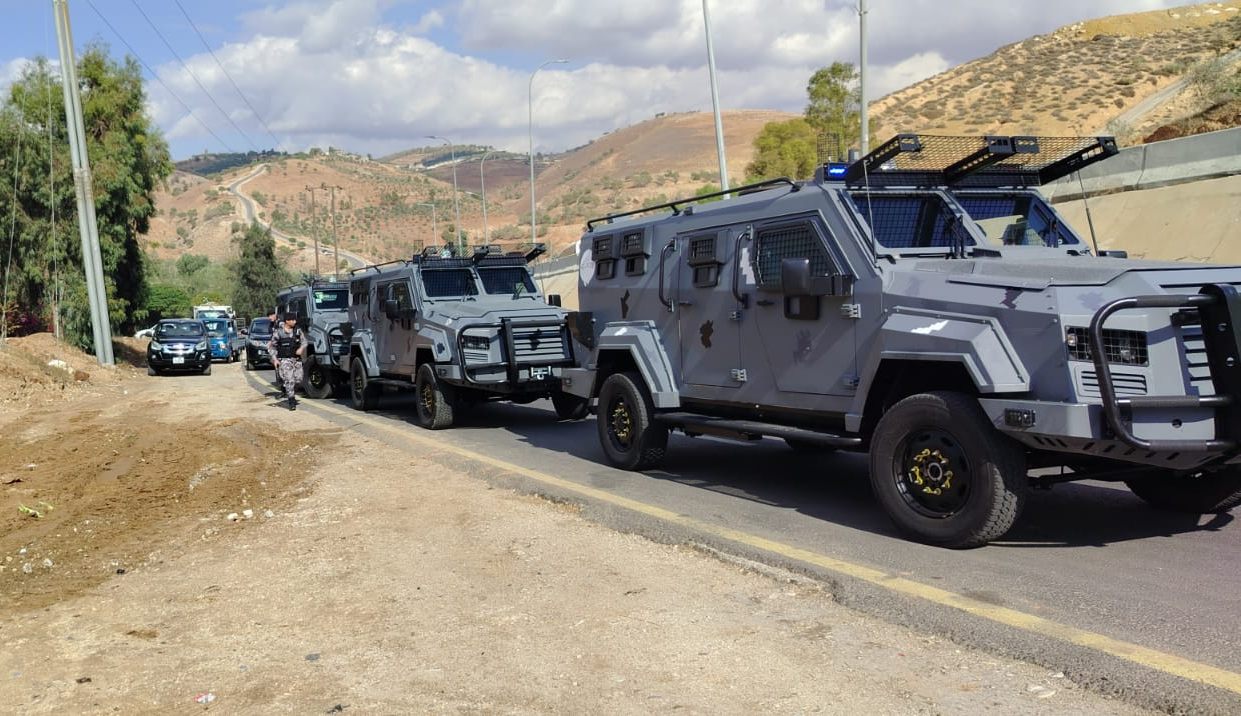 محافظ جرش يطلق حملة لإزالة الأكشاك المخالفة