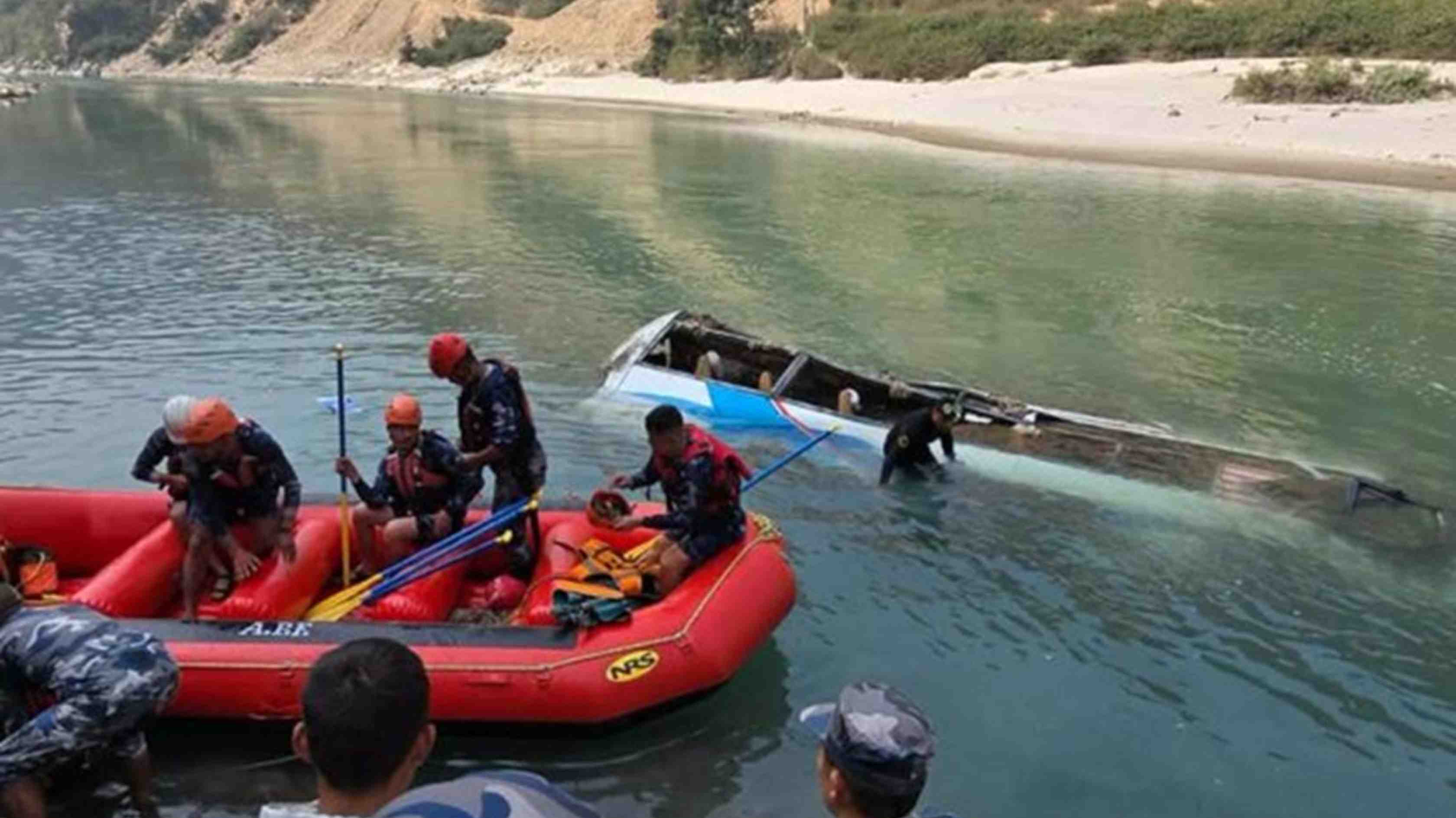 مصرع 18 وإصابة 27 جراء سقوط حافلة في نهر وسط نيبال