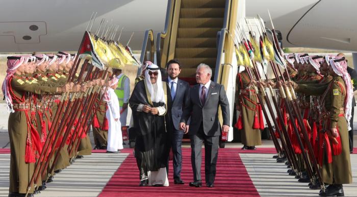 الملك وولي العهد يستقبلان أمير الكويت في مطار ماركا