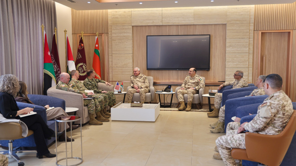 اللواء الحنيطي يستقبل قائد القوات المركزية الأمريكية