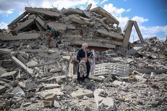 انهيار مبنى متصدع في غزة ..  9 وفيات وأكثر من 60 مفقودا